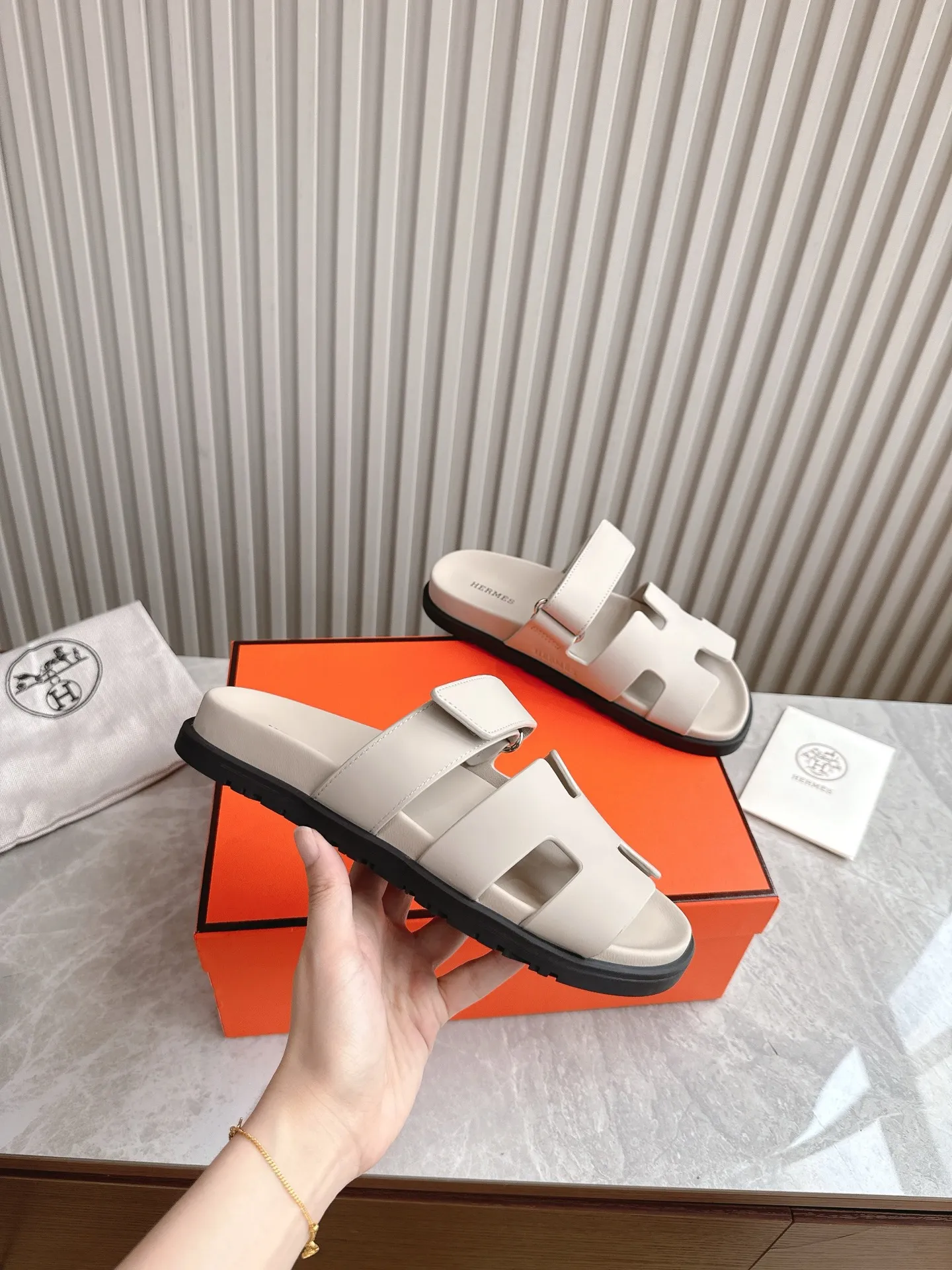 p480🐮🐮Couple model (top version) H family 2024 spring and summer new style HERMES Hermes' recently popular couple model pig nose angle sandals and slippers, paired with various colorful socks, popular. Upper: imported original deerskin (the genuine leather edging is not ordinary super migration). Lining: imported genuine leather. Outsole: Tpu non-slip and wear-resistant outsole. Size: Female 35-42 (40/42 non-returnable and non-exchangeable) Male size: 39-45 (45 non-refundable and non-exchangeable)